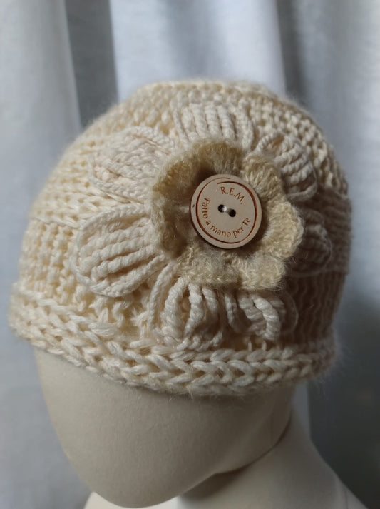 Carola cuffia ( Cod. Art. Rem 1990429 ). Stesso motivo e filato di Carla e Carlotta. Con la tecnica uncinetto è stato realizzato un fiore che abbiamo applicato. Calda ed elegante.