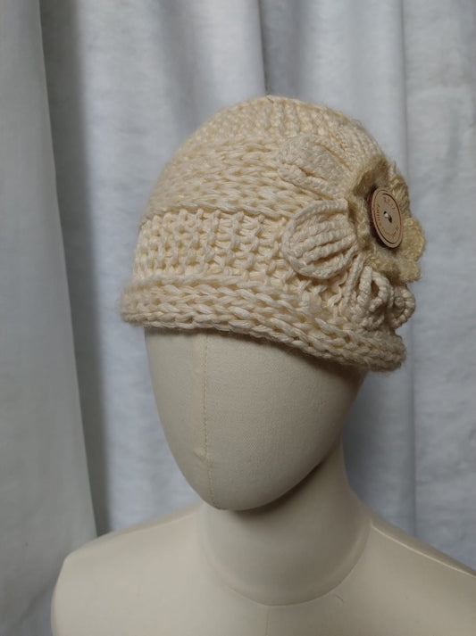 Carola cuffia ( Cod. Art. Rem 1990429 ). Stesso motivo e filato di Carla e Carlotta. Con la tecnica uncinetto è stato realizzato un fiore che abbiamo applicato. Calda ed elegante.