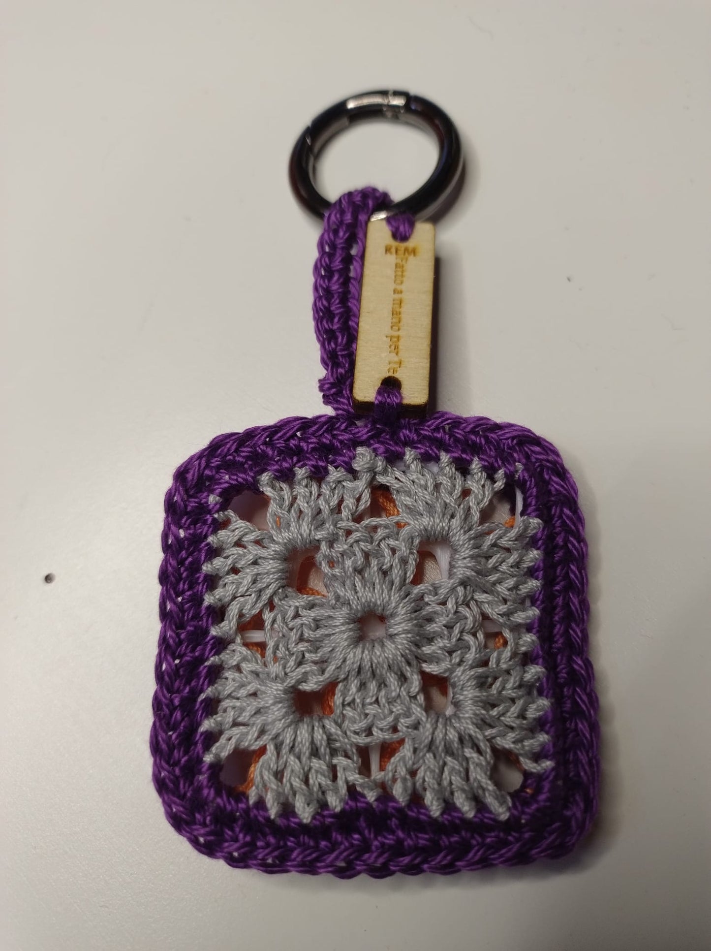 ‘Tiberio’ Portachiavi - Creatività e Stile in una Piastrellina