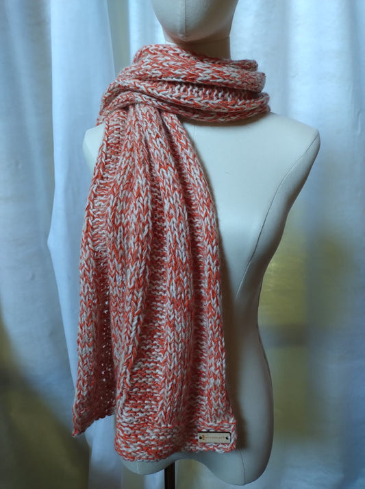 Incontra Carlotta, la sciarpa che ti avvolgerà in un caldo abbraccio. Realizzata a mano con i filati più pregiati, Carlotta è un accessorio indispensabile per l'inverno.