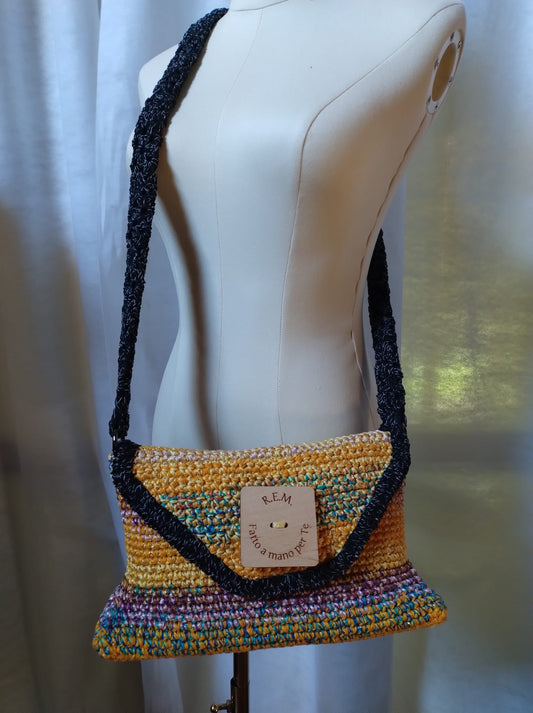 Cleopatra borsa. Realizzata in cotone. Tecnica uncinetto. Multicolore. Taschino interno. Tracolla minipiastrelline. Moschettoni e bottone gigante. Cm. 29x17x10.