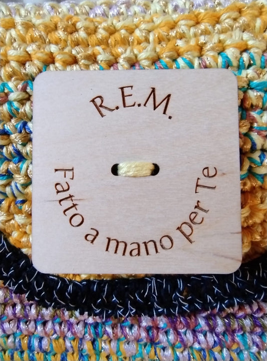 Cleopatra borsa. Realizzata in cotone. Tecnica uncinetto. Multicolore. Taschino interno. Tracolla minipiastrelline. Moschettoni e bottone gigante. Cm. 29x17x10.