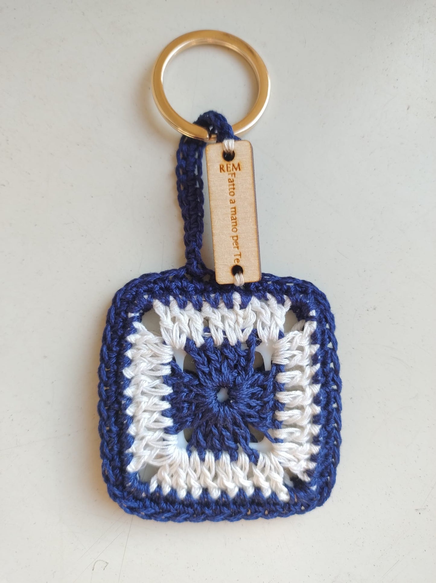 ‘Tiberio’ Portachiavi - Creatività e Stile in una Piastrellina