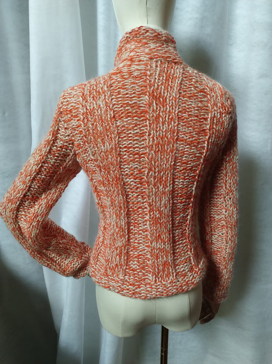 Incontra Carla, la maglia che unisce raffinatezza e comfort. Realizzata a mano con i filati più pregiati, Carla è il capo perfetto per le giornate fredde.