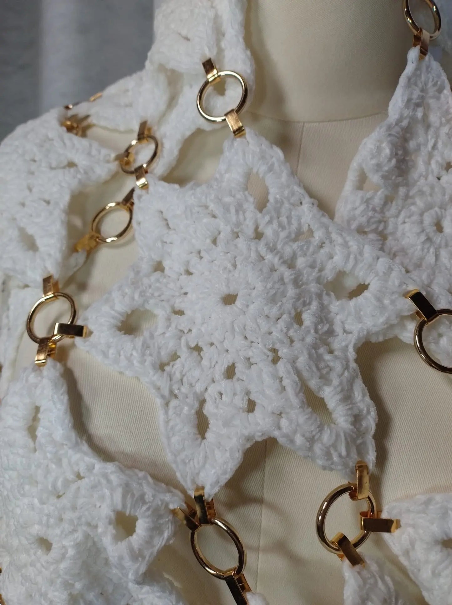‘Stefania’ Elegante stola in Ciniglia e Metallo - Versatilità ed Eleganza per Ogni Occasione rem_fattoamanoperte