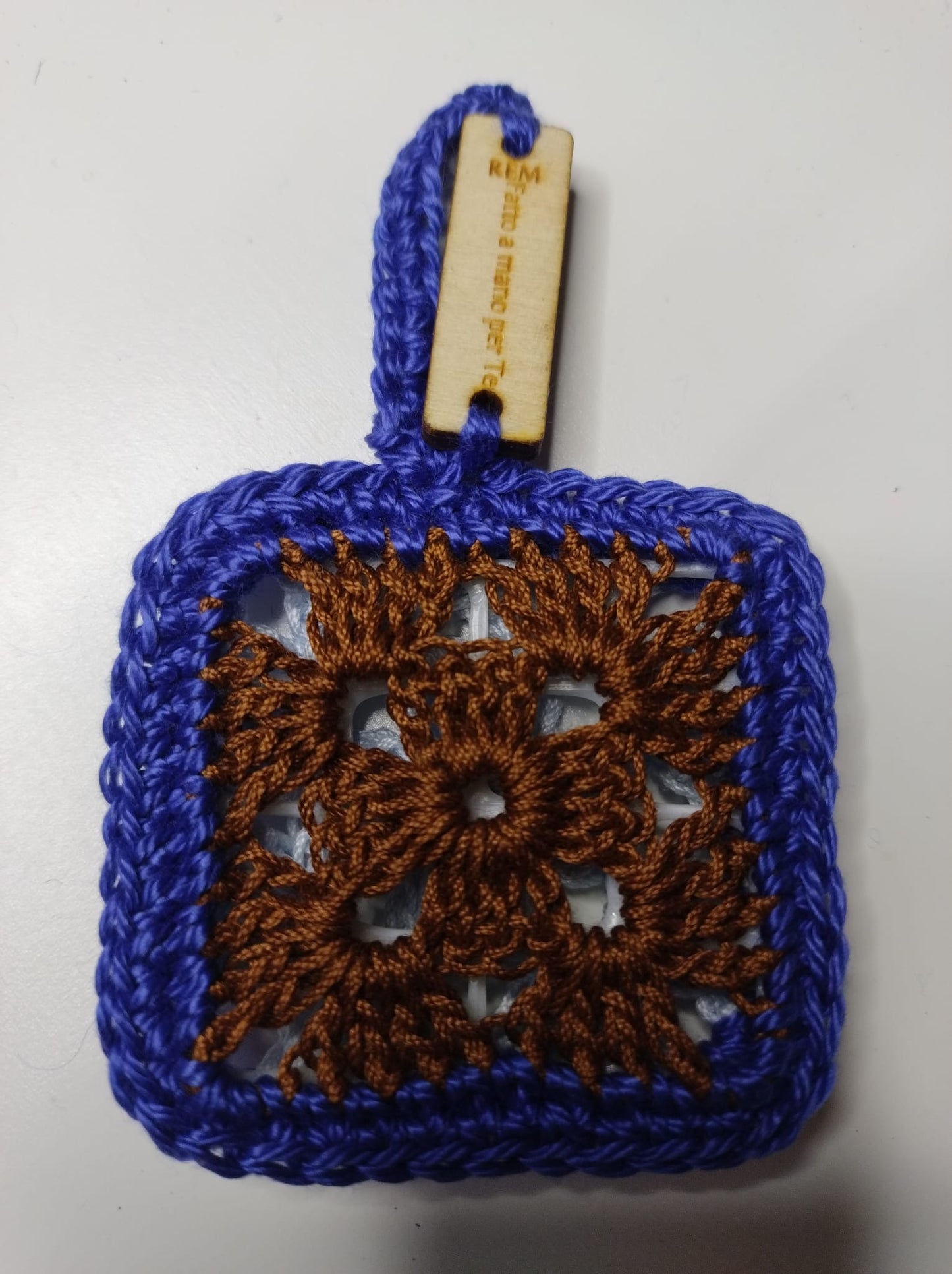 ‘Tiberio’ Portachiavi - Creatività e Stile in una Piastrellina