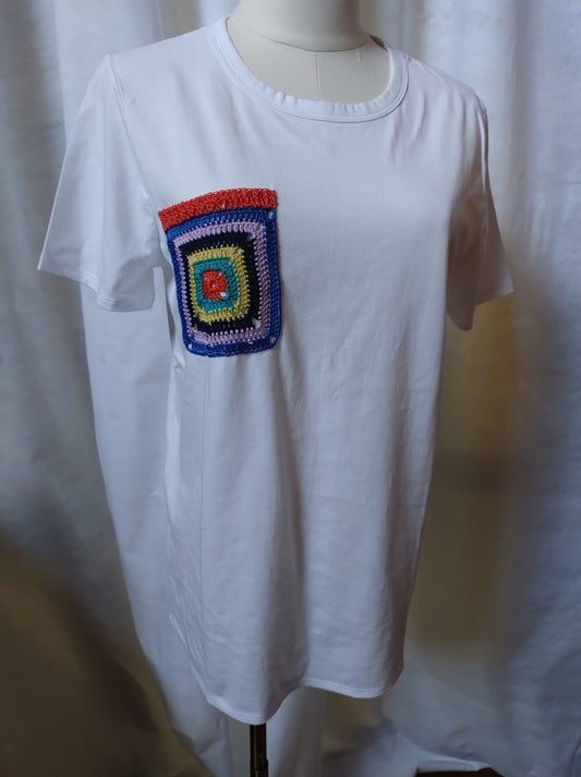 Lillo taschino ( Cod. Art. Rem 1990428 ). Applicato su maglietta. Realizzato in cotone. Tecnica uncinetto, piastrella " America ". Multicolore. Gr.8. Cm.10x10.