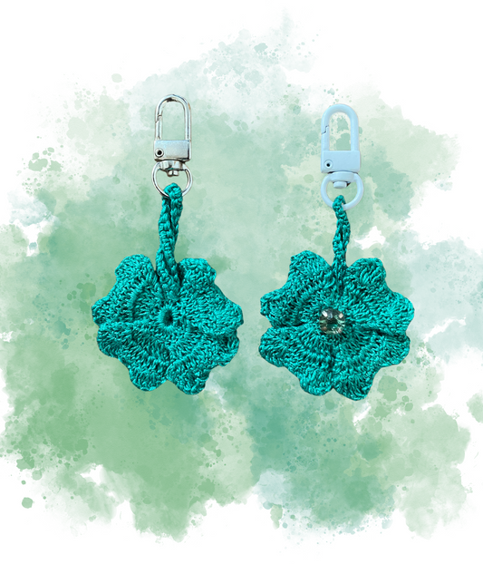 Porta con te un simbolo di buona sorte con il nostro portachiavi 'Quadrifoglio'. Realizzato in cotone e metallo, lavorato a mano all'uncinetto, è un piccolo tocco di fortuna e stile.