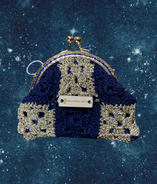 Porta un tocco di colore nella tua giornata con 'Piero', il nostro portamonete all'uncinetto. Realizzato a mano in cotone e dotato di una pratica chiusura clik clak, è il compagno perfetto per ogni avventura.