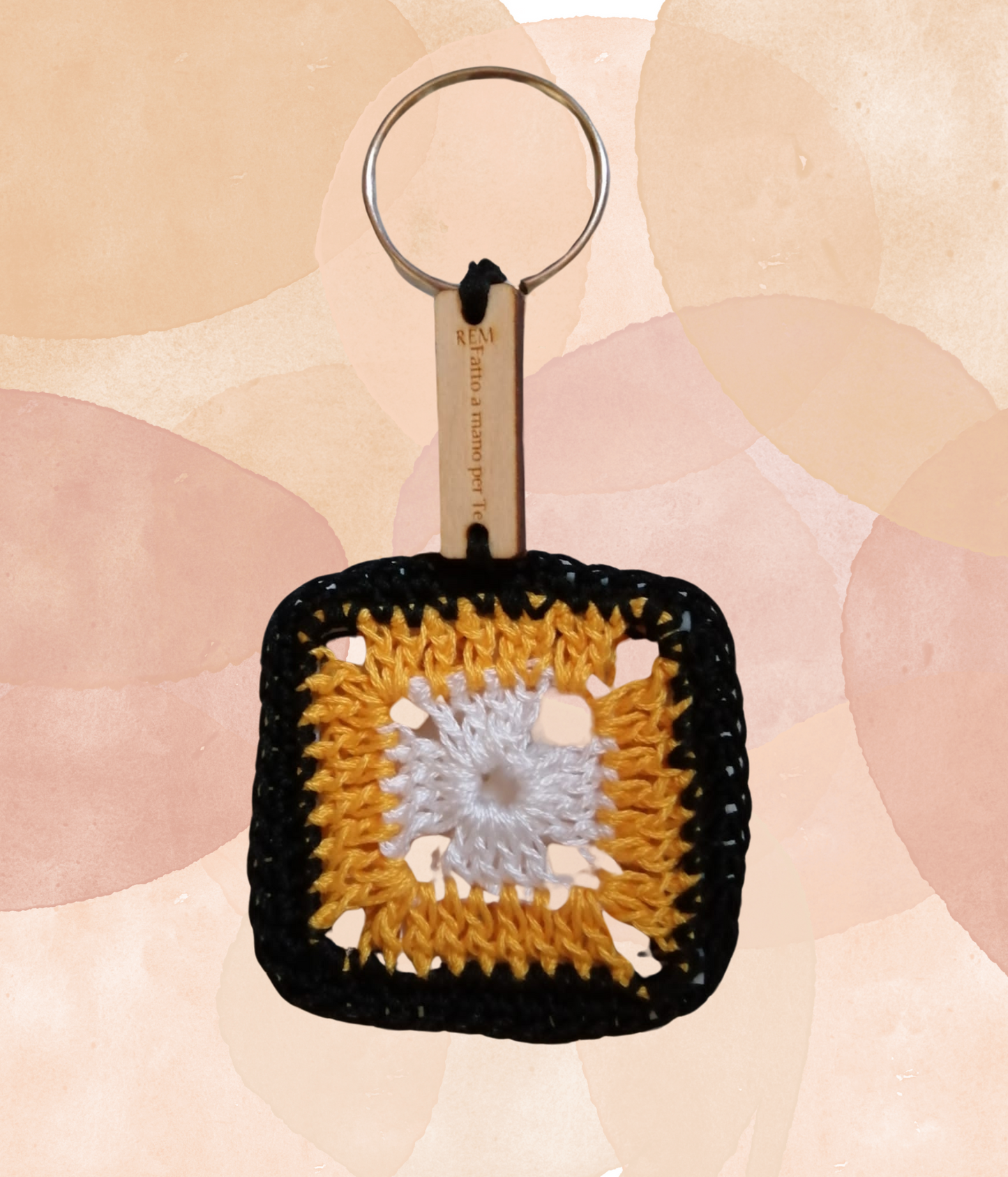 Scopri 'Tiberio', il nostro portachiavi unico, dove una semplice piastrellina si trasforma in un accessorio essenziale. Realizzato in cotone e metallo, è un esempio perfetto di funzionalità e arte tessile.