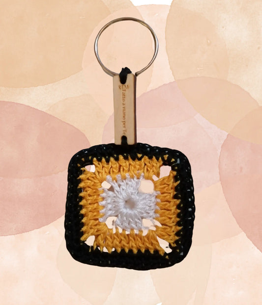 Scopri 'Tiberio', il nostro portachiavi unico, dove una semplice piastrellina si trasforma in un accessorio essenziale. Realizzato in cotone e metallo, è un esempio perfetto di funzionalità e arte tessile.