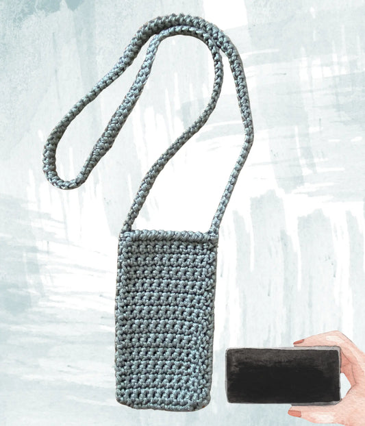 Non lasciare mai il tuo cellulare indietro con il nostro portacellulare all'uncinetto. Pratico e alla moda, è la soluzione perfetta quando mancano le tasche.